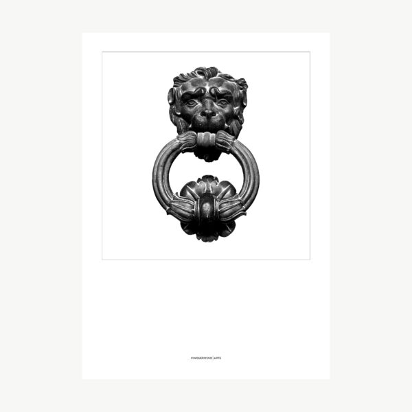 poster raffigurativo di un battente a forma di leone in bianco e nero