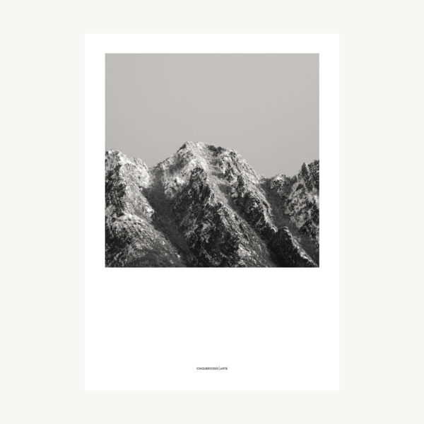fotografia della cima di una montagna innevata in bianco e nero