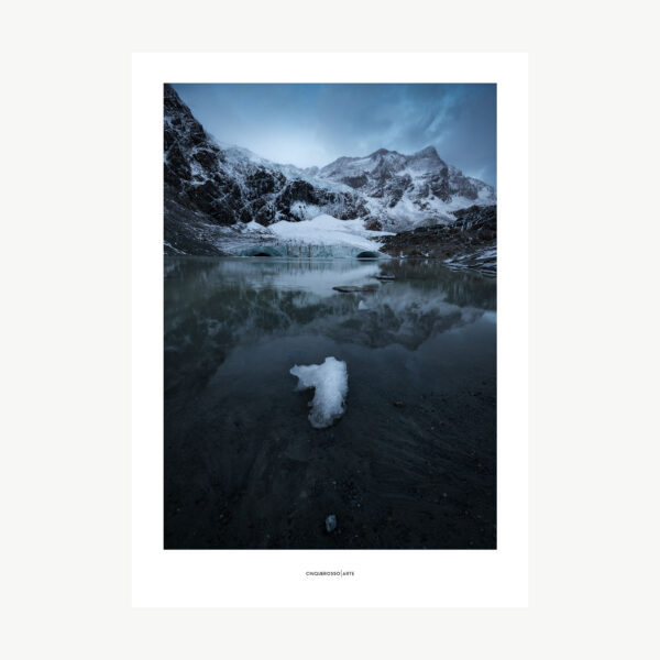 fotografia mar artico con montagna ghiacciata e lingua di neve