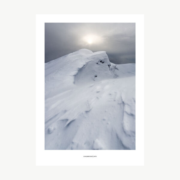 fotografia montagna copertamente coperta di neve che splende sotto un sole pallido